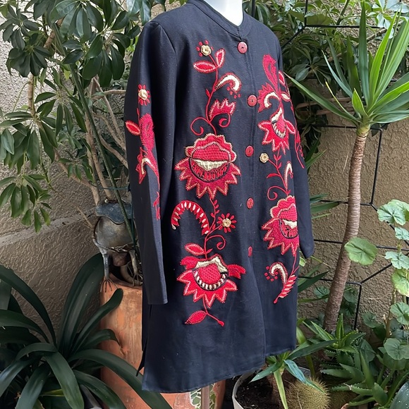 New vintage black cotton coat with bright red embroidery - Picture 6 of 13